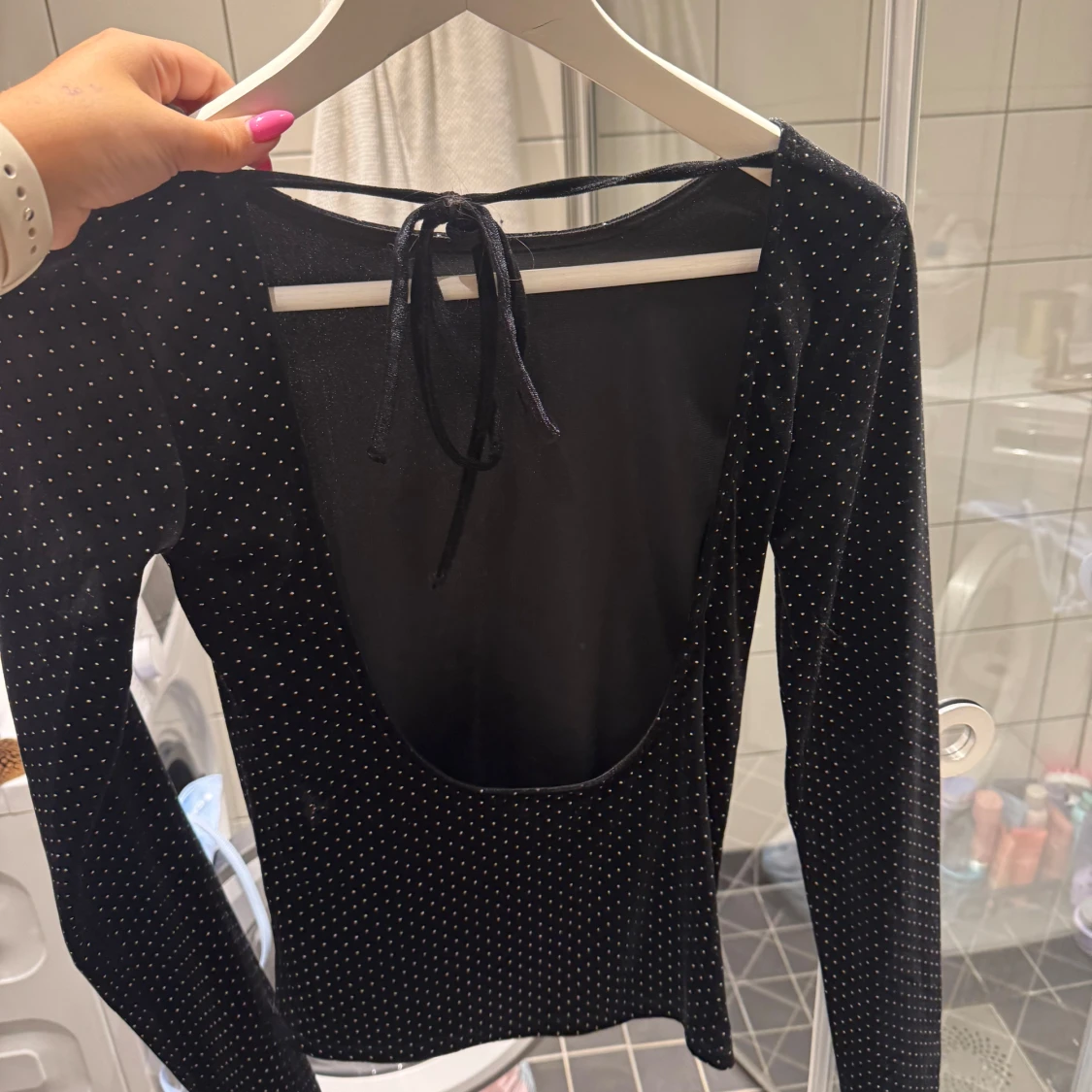 Tröja med djup rygg