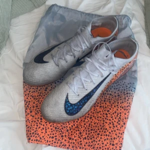 Nike mercurial vapor 16 Elite safari - Hej säljer ett Nike mercurial safaris. De är originellt köpta för 3500 och är använda några enstaka gånger. De är perfekta för dig som vill sticka ut på planen och är i multicolor.  De är 46 men skulle säga att de funkar bra på mig som har 45. Kan även gå ner i pris under en snabb affär och är öppen för byte.