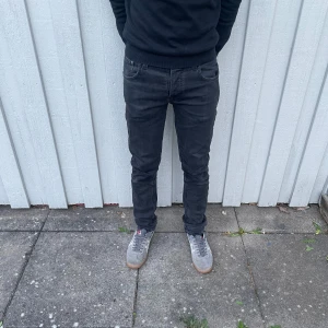 Nudie jeans  - Nudie jeans - Modell: Grim Tim - Storlek: W28/L30 - skick: 9/10 - Nypris runt 2000kr