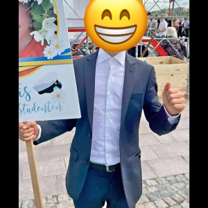 Kostym skolavslutning - Väldigt fint skick, från Sir of Sweden, Gilmore Marin. Kavaj, slimfit 42 och byxor 44 + Skjorta Dressman, slimfit 35/36.  Jag var ca 165cm på bilden. Nypris ca 4500kr Skicka gärna bud!