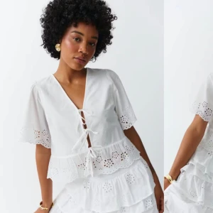 Vit blus med broderade detaljer och knyt framtill - Superfin vit blus från gina med v-ringning, knyt framtill och broderade spetsdetaljer. Blusen har korta ärmar och volangkant nertill samt vid ärmslut. Den är i storlek 38 men skulle säga att den är mer mellan 36-38. Perfekt för vår och sommar!🥂☺️