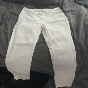 Jeans Vita - Säljer ett par jeans som blev använda en gång under skolavslutning men har inte används något mer än det. Storlek L men sitter ungefär som W29-30 L31-32 Perfekta för sommaren och riktigt sköna, Dem passar perfekt för skolavslutning eller annan avslutning samt olika sommaraktiviteter man kan tänkas göra