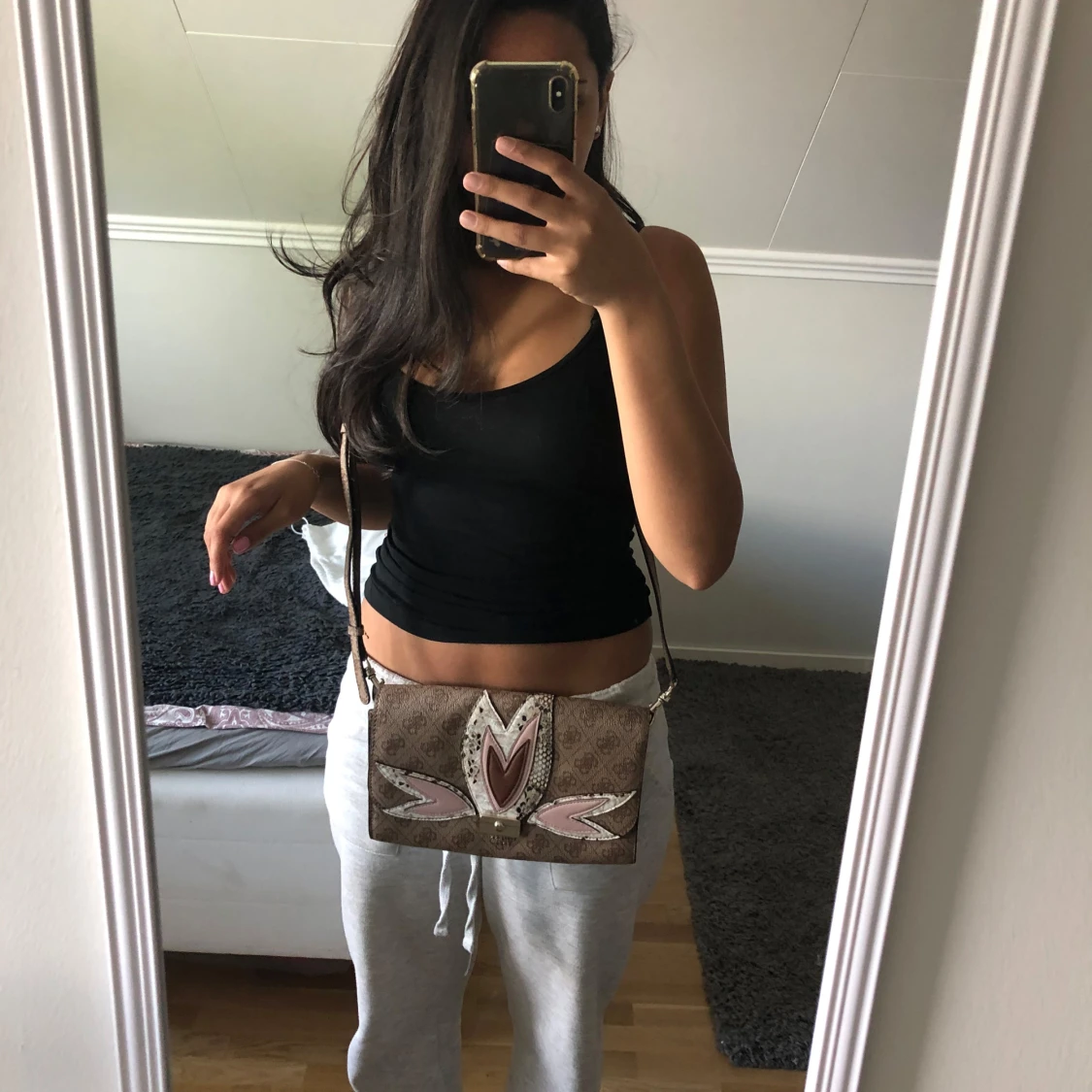 Beige axelväska från  Guess - 3