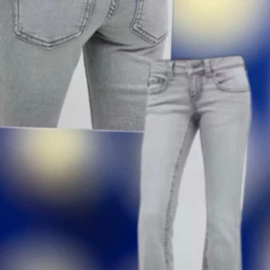 Ljusgrå bootcut jeans - Snygga ljusgrå skinny jeans med klassiska fem fickor och låg midja. Jeansen har en smal passform och är perfekta för en stilren vardagslook. Passar dig som gillar en enkel men trendig stil.