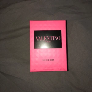 Valentino Donna Born In Roma Eau de Parfum - Exklusiv parfym från Valentino, Donna Born In Roma. Flaskan är lyxigt designad med nitar och svart kork, och kommer i en rosa förpackning med svart och silverdetaljer. Doften är modern och elegant, perfekt för dig som vill sticka ut. Och priset kan alltid diskuteras vid snabb affär 🥰