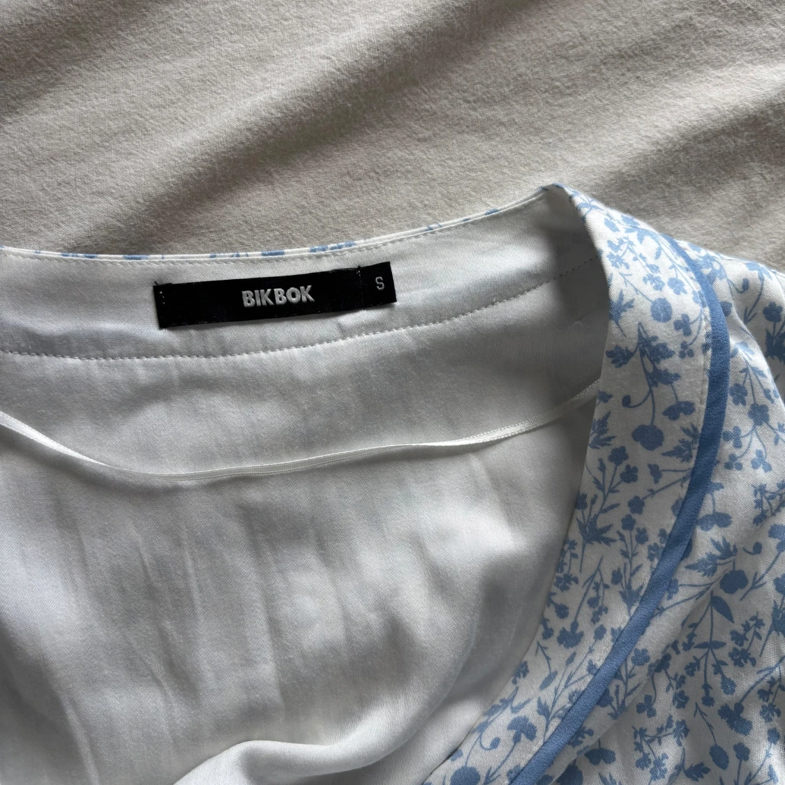 Ljusblå blommig omlott klänning  - 2