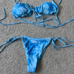 Blå bikini oanvänd  - Blå bikini oanvänd i storlek S. Överdel går att knyta på flera olika sätt. Supersnygg men kommer tyvärr inte till användning.  