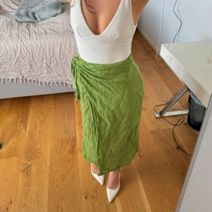 Grön linnekjol från Massimo Dutti - Säljer min fina gröna linnekjol från Massimo Dutti, perfekt som strandkjol eller till sommaren! Sparsamt använd🌷 Jag är 160cm lång💛