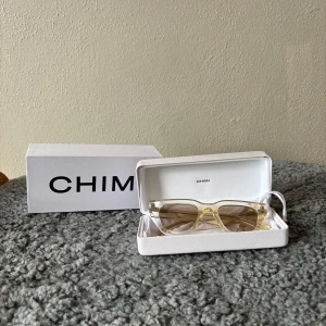 Transparenta solglasögon från CHIMI - Säljer ett par snygga solglasögon från CHIMI i transparent plast med ljusbruna glas. Rektangulär form och stilren design, perfekt för dig som vill ha en modern accessoar. Kommer med originaletui och putsduk. Original pris 1600kr mitt pris 399kr Pris ej hugget i sten