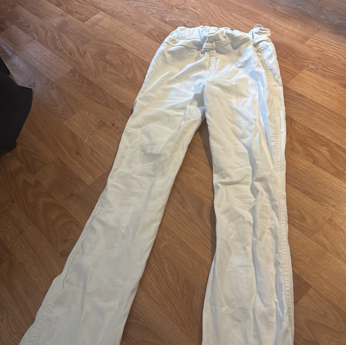 Vita bootcut-byxor från H&M - 1