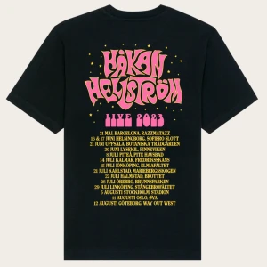 Svart Håkan Hellström t-shirt med tryck - Säljer min älskade 2023 håkan t-shirt då jag behöver plats för annan merch 🔥Den övre texten på ryggen ("Håkan") har spruckit lite, men för övrigt är den nyskick 🙏🏼Nypris: 400kr ⭐️Strl M, passar S-M 