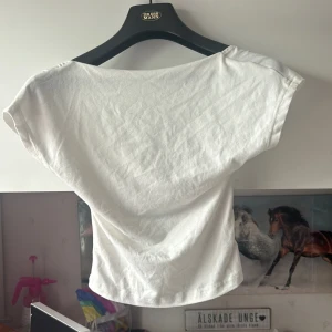 Vit  topp med öppen rygg - Säljer en vit  topp med öppen rygg. Toppen har korta ärmar och är tillverkad i ett mjukt bomullsmaterial. Perfekt för en avslappnad och trendig stil. Pris ksn diskuteras å skriv för mer bilder 💓använd 1-3 gånger