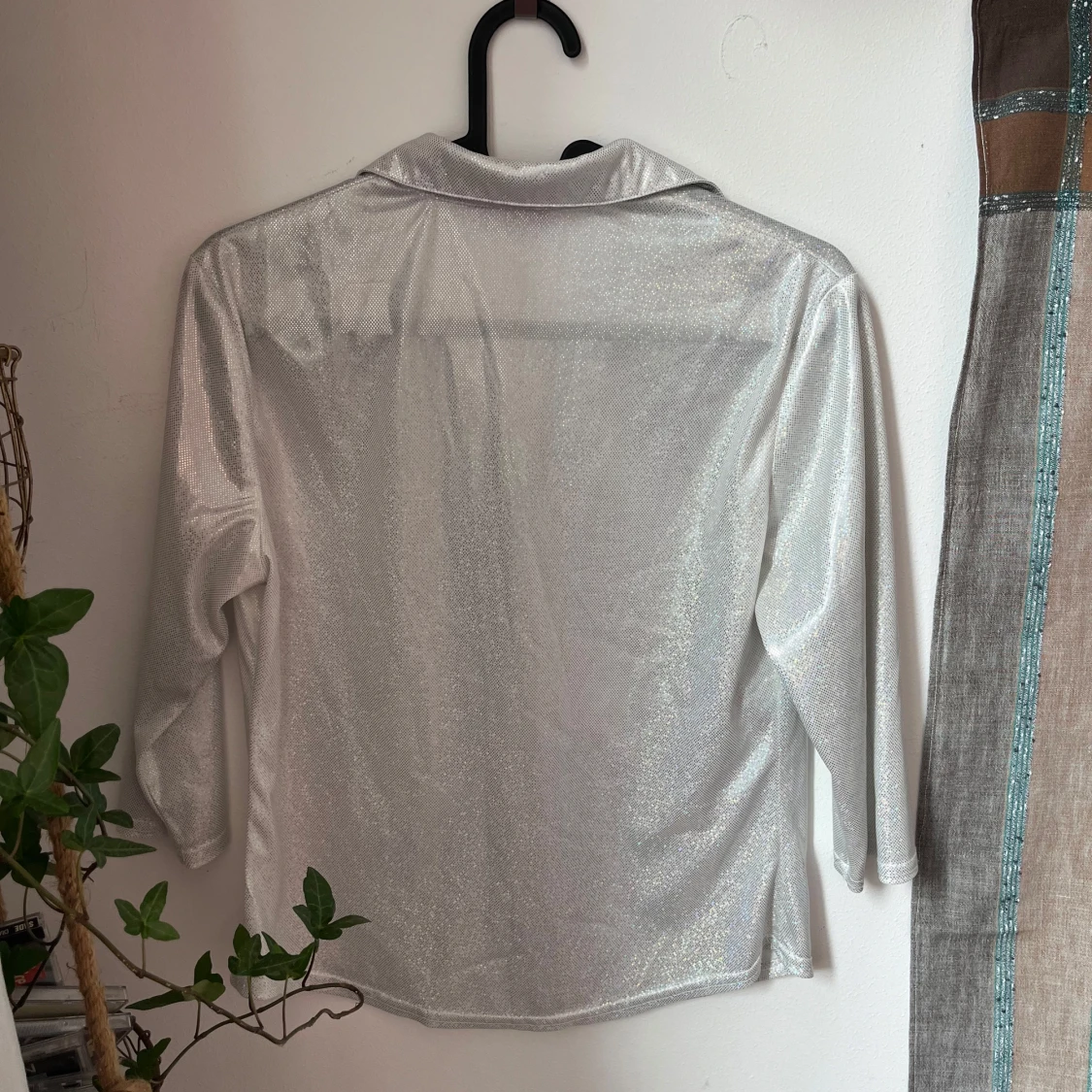 Glittrig silver skjorta med trekvartsärm - 4