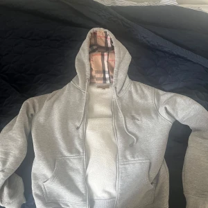 Burrberry hoodie - Säljer min burberry hoodie, säljer den för att den tyvärr har blivit för liten. Pris kan diskuteras