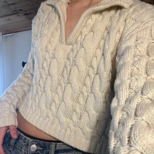 Beige stickad croppad tröja - Säljer en beige stickad tröja med grovt kabelstickat mönster, skriv för frågor❤️