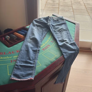 Blå jeans med raka ben och detaljer - Säljer ett par klassiska blå jeans med raka ben från tramarossa väldigt snygga och passar perfekt, size 31 jag är 177 och dom är lite för långa 