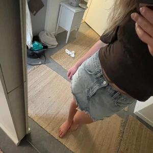 Ljusblå jeans kjol från Zara - Säljer en ljusblå jeanskjol från Zara i storlek 38 