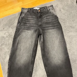 Grå/svart skater jeans från Bershka - Säljer ett par grå  skater jeans från Bershka.