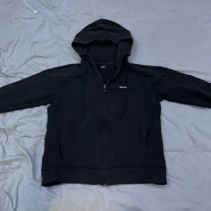 Svart kofta  från BOSS - Säljer min boss kofta i använt skick koftan är inte skadad. Storlek XS