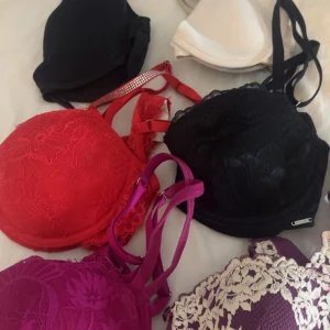 Flera olika bhar - Bild 2 Lindex bh vit och svart 70B 50kr styck Bild 3 Lindex svart spets bh 80C 100kr.           Bild 4 Shein röd spets bh med glittriga band 75B runt 50kr                                                                Bild 5 Intimissimi bh lila 75C 350kr, rosa 70D 300kr