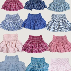 Blåvit volangkjol  - Supersöt blå kjol från meet me there. Storlek s/m💓