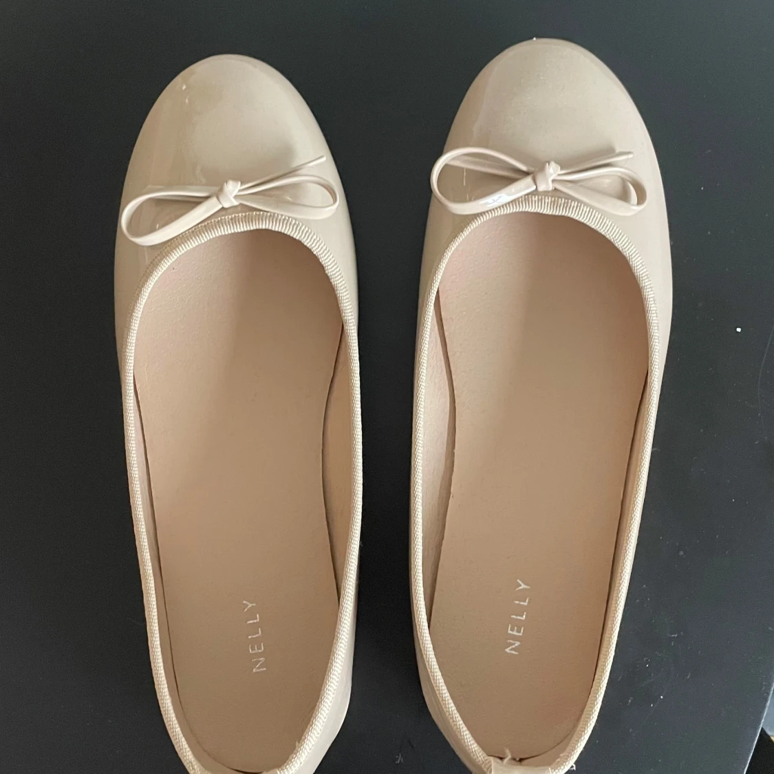 Beige ballerinaskor med rosett från Nelly - 1