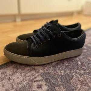 Lanvins - Säljer ett par mörkblå lanvins. Säljs pga att de inte kommer till användning. några små defekter som inte syns och snörena är lite slitna men inte mycket Ny pris 5000 hör av er vid intresse!!!!