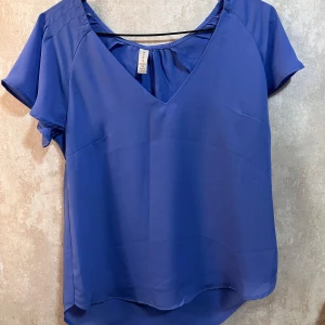 Blus  - Söt blus i strl xs/s, så fin till sommaren 💙