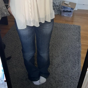 lågmidjade jeanss - otroligt snygga bootcuts🙌 står storlek 38/34 som storlek men är en 36-38 jag är 1,66