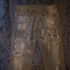 Dsquered2 jeans gråa - Dsquered2 jeans gråa storlek 32 lika med M