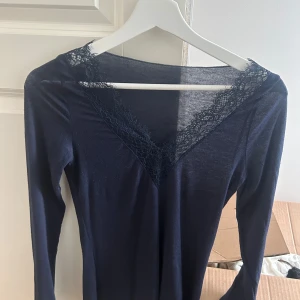 Intimissimi tröja mörkblå - Säljer min intimissimi tröja då den ej kommer till användning, använt 1 gång