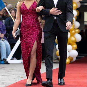 Balklänning - Säljer min fina bal klänning som endast eller använd en gång. Säljer den på grund av att jag inte kommer få användning av den nu efter balen. Och om någon snabbt behöver hitta en klänning till sin bal💞 den är från Dressroom linne, st 32. Den är uppsydd och jag är 160 utan klackar. Köpte den för 4999kr kan diskutera pris om någon är intresserad