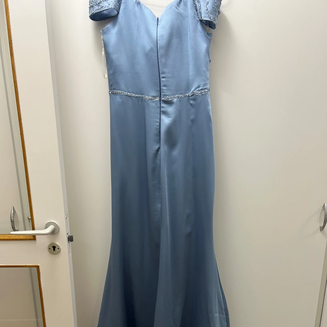 Ljusblå långklänning med drapering och pärldetaljer - 3