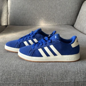 Grand Court 00s skor - Säljer ett par oanvända Grand Court 00s skor i färgen Semi Lucid Blue/ Off White/ Gum, storlek 38 2/3! Köparen står för frakt💙