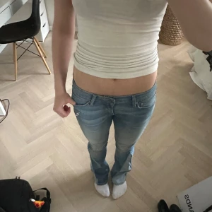 Ljusblå lågmidjade bootcut jeans från Levis - Såå snygga Levis jeans. Low wasted och sååå bekväma. Storlek 27