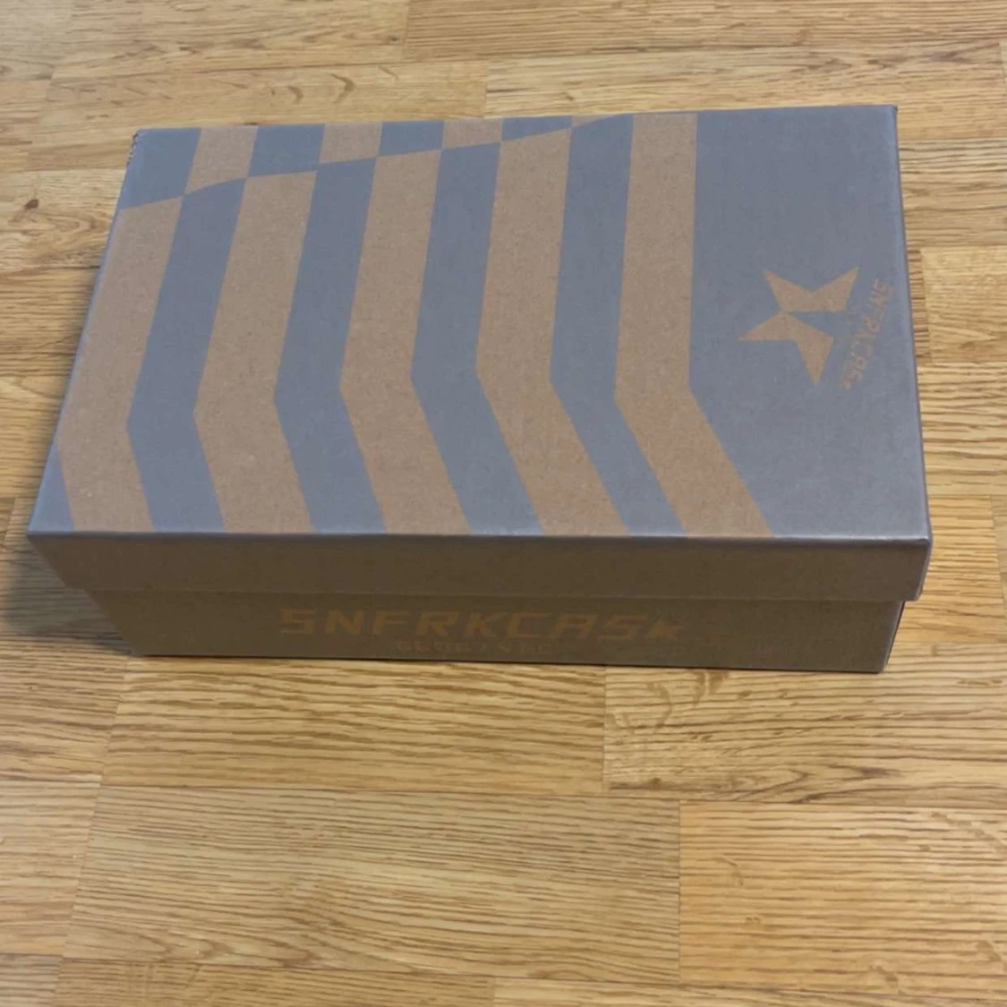 Vita sneakers från Golden Goose med grå stjärna - 3