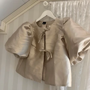 Blus från Gina Tricot - Säljer denna superfina blusen från Gina Tricot. Helt ny utan prislapp. Storlek S. Det går bra att använda köp nu💕