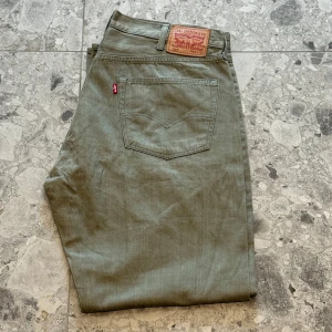Gröna Levis 501 jeansbyxor - Säljer ett par klassiska Levis 501 jeansbyxor i en snygg grön nyans. Storlek W40, L32. Väldigt snygga jeans enligt mig och är i bra skick. Nypriset ligger på cirka 1400 så ett väldigt bra pris.