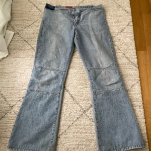Bootcut jeans från Big Star ljusblå - Säljer ett par ljusblå bootcut jeans från Big Star med coola sömdetaljer över benen och bakfickor med broderi. Jeansen är tillverkade i mjukt denim. Skulle säga att de är i storlek S. Väldigt fint skick!!