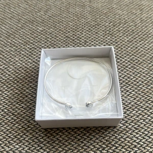 Silverfärgat armband Caroline Svedbom Leia - Stilrent armband i silverfärg från Caroline Svedbom. Armbandet är öppet och pryds av två klara kristaller i ändarna för en elegant touch. Kommer i original ask, perfekt att ge bort eller unna sig själv. Plomberad💘 ord pris 795kr