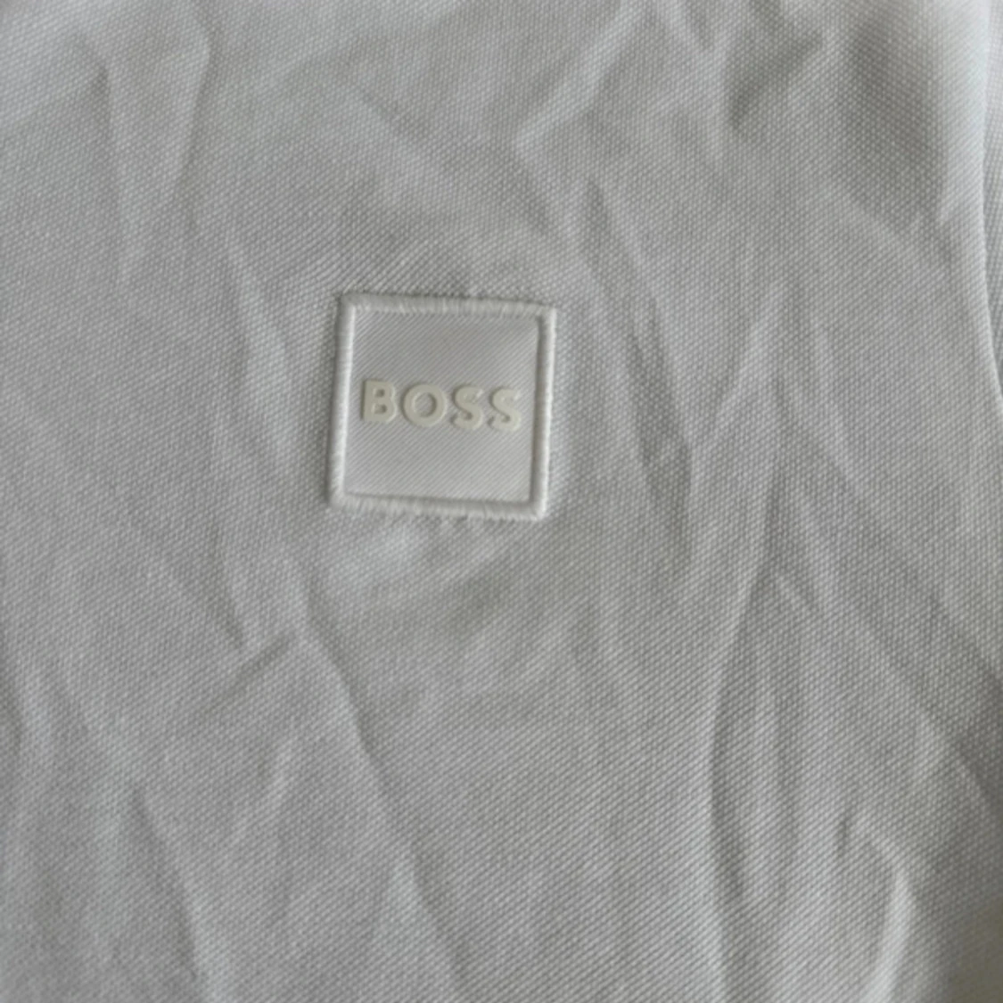 Vit pikétröja från BOSS med svarta detaljer - 1