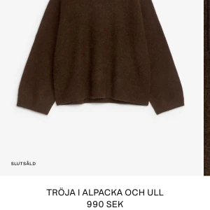 Arket stickad tröja i alpacka och ull - Stickad tröja från Arket blandning av alpacka och ull. Inte samma färg på tröjan som den från Arkets hemsida, den är mer en kall brun färg. Modellen på tröjan är samma som på hemsidan alltså nypris på 990kr. 