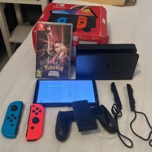 Nintendo switch Oled model -  Nintendo Switch oled! Perfekt för dig som älskar äventyr och spänning. Tillkommer ingen laddare men lägger på Pokémon som kostar 349kr. Väldigt lite speltimmar och köptes sent 2023