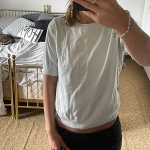 Vit kortärmad tröja H&M XS - Vit kortärmad tröja från H&M använd några gånger. Är jätte snygg till typ ett par lågmidjade jeans. Köpt för 300kr typ förra året.
