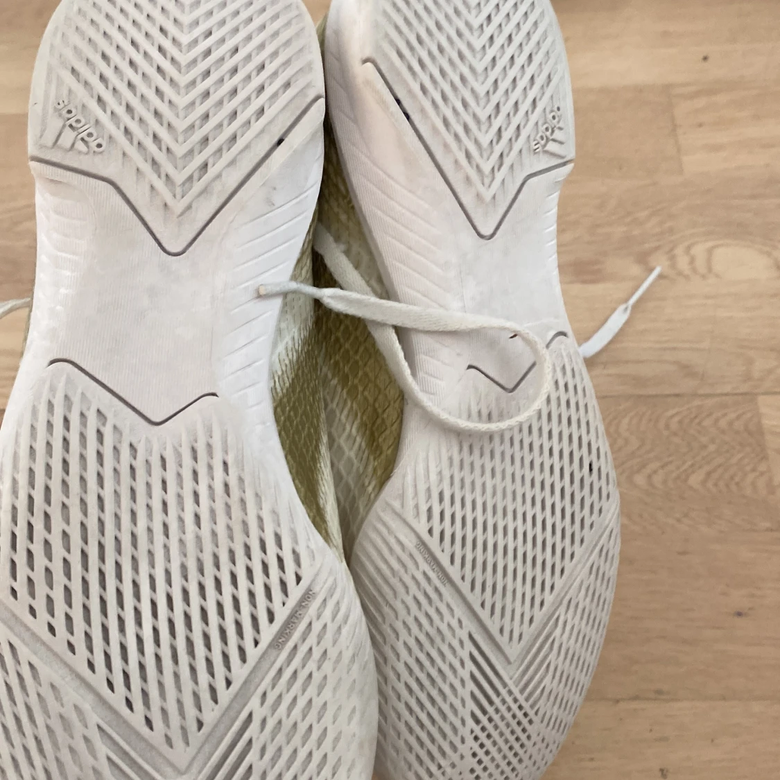 Vita Adidas fotbollsskor strl 37⅓ - 1