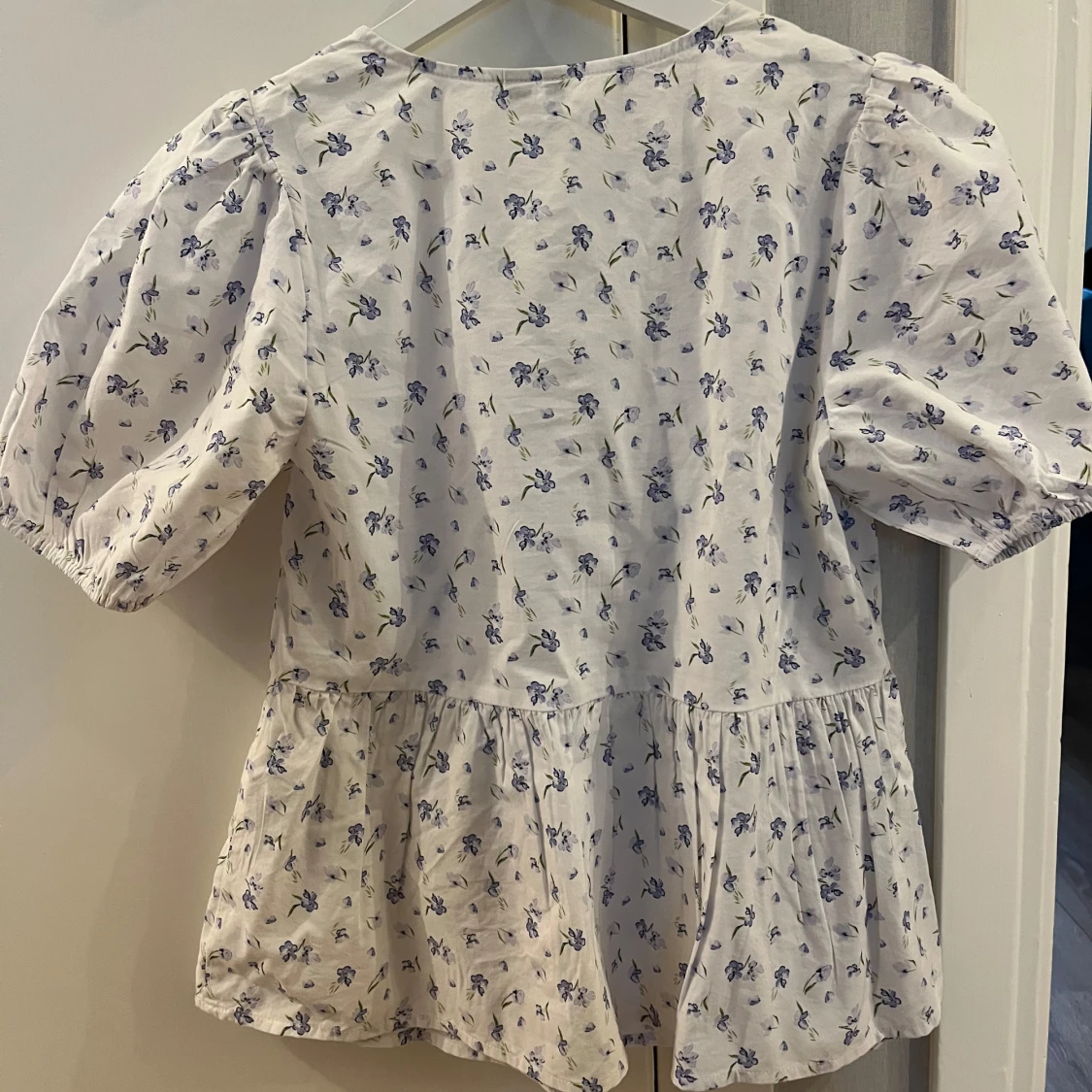 Vit blommig blus med knyt fram - 1