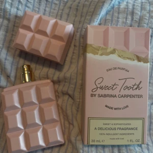 Sabrina Carpenter - Sweet Tooth - En söt och lättare gourmand doft perfekt till sommaren, har noter av b.la marshmallows, choklad, kokosmjölk, vanilj, whipped cream, socker & mysk. 🎀 Det är en mycket sensuell och soft feminin doft, väldigt ätbar! Säljer min helt oanvända 30 ML (endast testad) som jag köpte på Kicks, dagen efter fick jag en 75 ML och valde då att sälja den lilla. Förpackning medföljer 💕