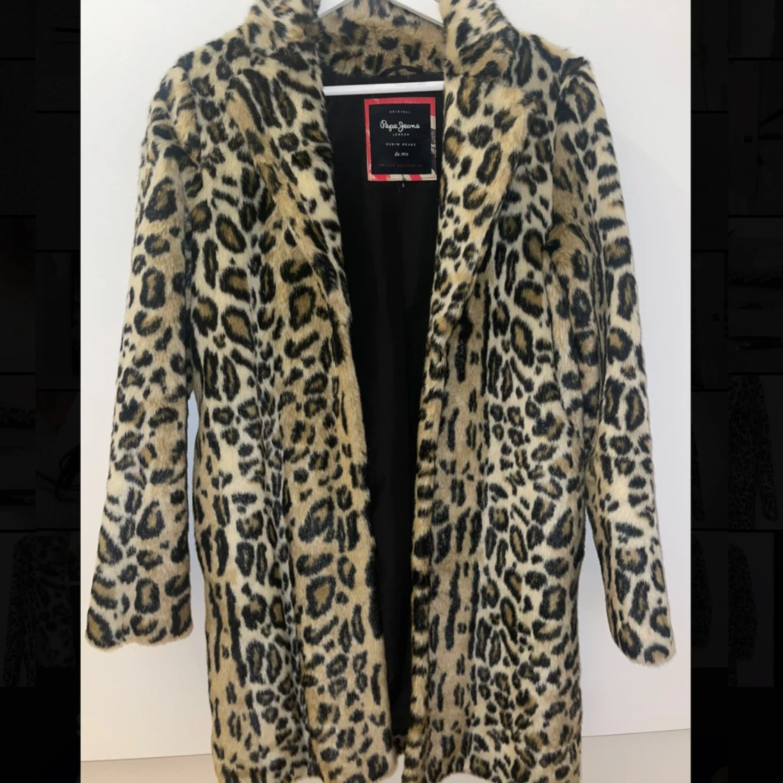 Leopardmönstrad pälsjacka Pepe Jeans