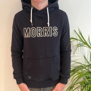 Morris hoodie herr  - Morris hoodie herr | Skick: 9/10 | Size - Xs | Märke - Morris | En väldigt unik hoodie som inte tillverkas längre! Använd fåtal gånger. Jag på bilderna är 175 cm. Fraktar via postnord eller instabox på köparens bekostnad | Hör av dig vid minsta lilla fundering!