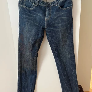 Jeans med tryck från Rosa & Rose - Raka jeans med tryck från Rosa & Rose! Storlek M fast liten i storlek🫶🏼